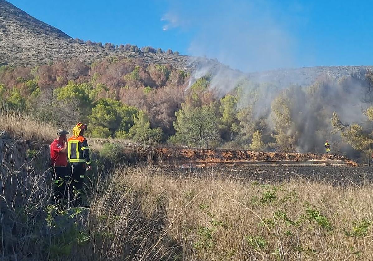 Labores de extinción en el incendio del Montgó.