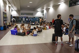 Varios pasajeros en el vestíbulo principal de la estación de Chamartín, en Madrid, este martes.