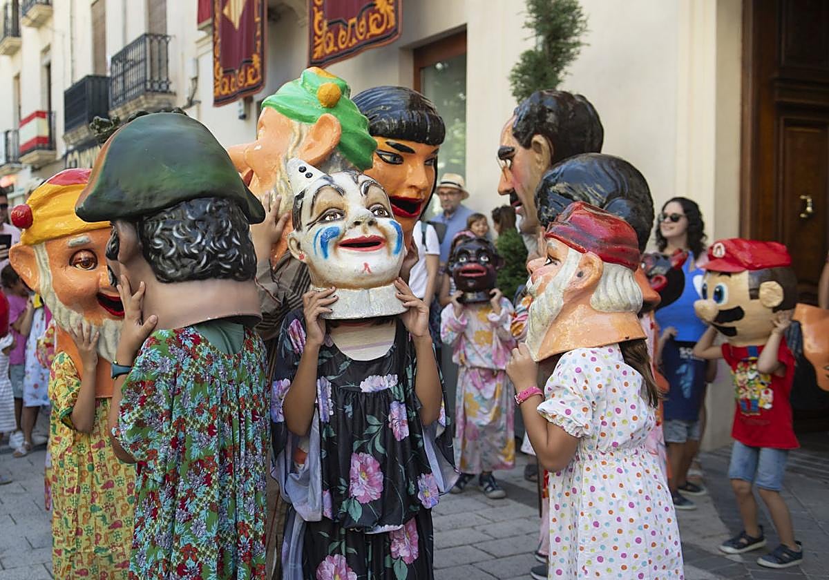 Los 'nanos i gegants' de Xixona durante una de sus actuaciones.
