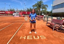 Charo Esquiva posa con su título de campeona de España.