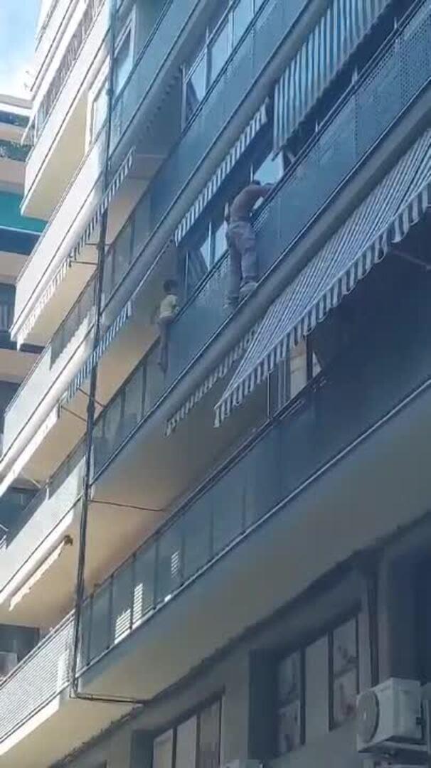 Rescate milagroso en Alicante: un niño trepa por la barandilla de su balcón y un vecino se juega la vida para salvarlo