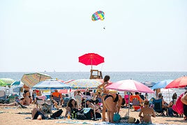 Playa del Postiguet llena durant el puente de agosto.