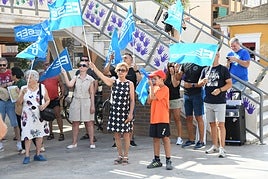 Protesta frente al Ayuntamiento de Guardamar del Segura este verano para reclamas más seguridad.