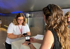 Usuarios utilizando el nuevo método para sacar el ticket de entrada al Castillo de Santa Bárbara.