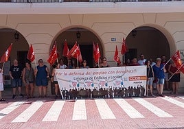 Concentración a las puertas del Ayuntamiento de Mutxamel.