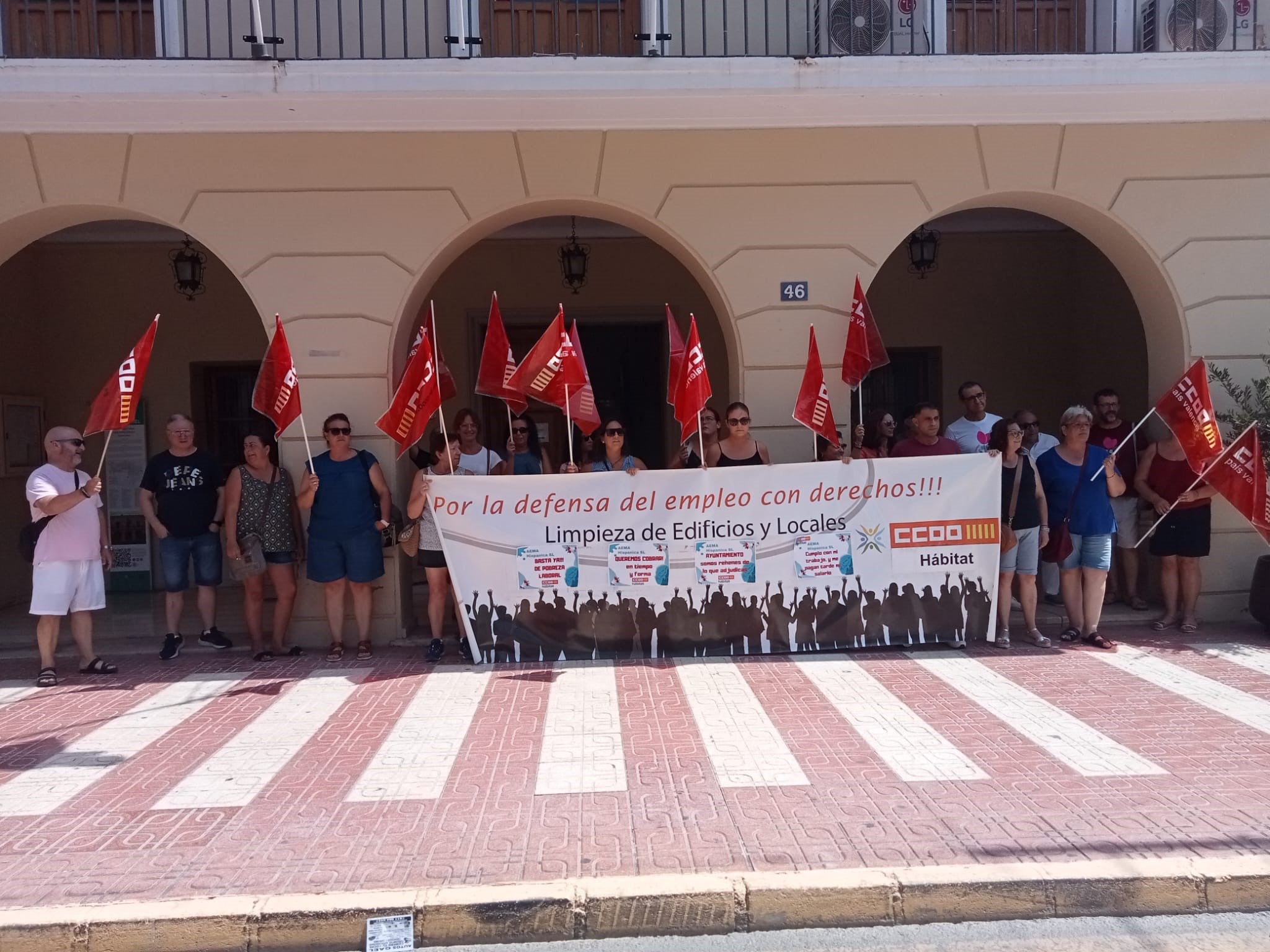 Concentración a las puertas del Ayuntamiento de Mutxamel.