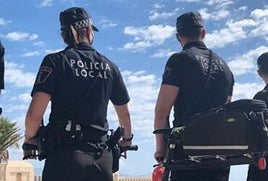 Imagen de archivo de dos policías locales en Elche.