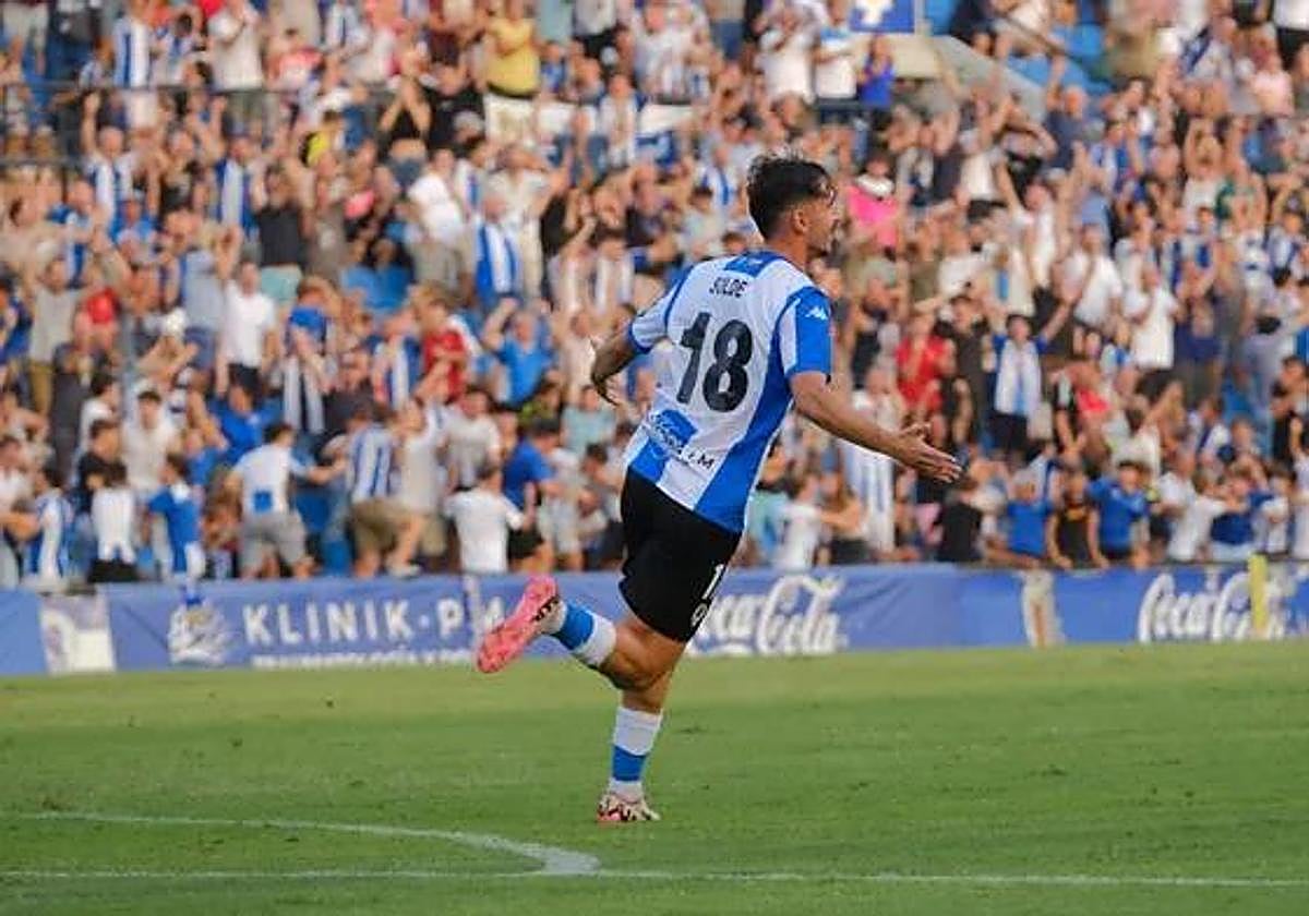 Los jugadores en el partido del Hércules CF contra el AD Ceuta.
