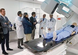 Carlos Mazón visita un centro hospitalario.