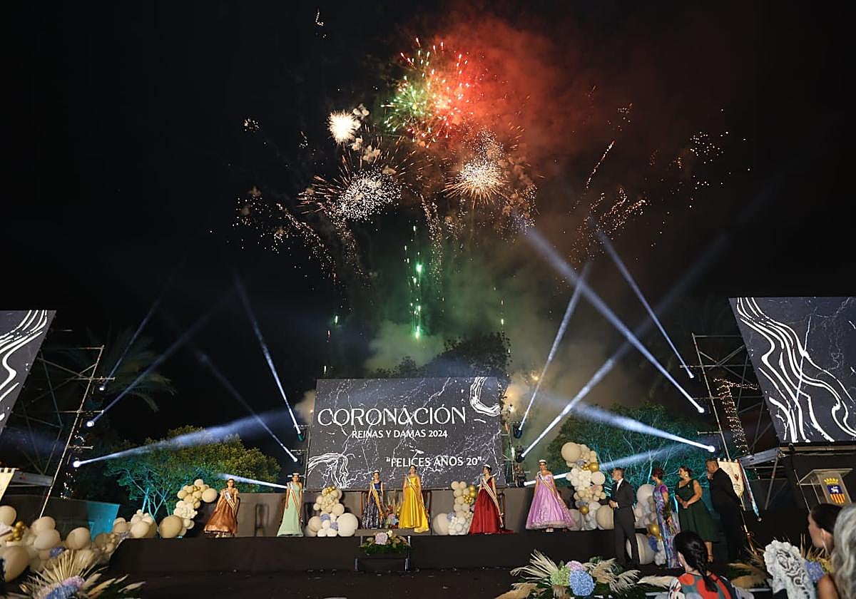 El acto de coronación, acompañado de fuegos artificiales.