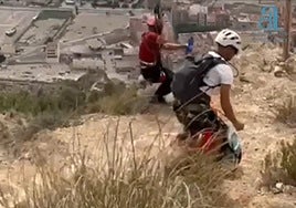 Dos especialistas, durante las labores de rescate.