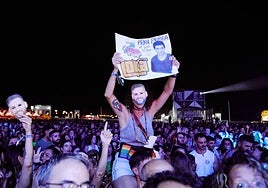 Una de las asistentes a Nostalgia Milenial Alicante en el concierto de Fran Perea.