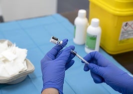 Punto de vacunación en el Hospital General de Alicante.