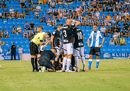 Roger Colomina, siendo atendido sobre el césped en el choque ante el Ceuta.