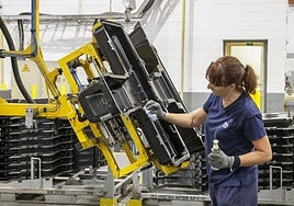 Trabajadora en una fábrica.