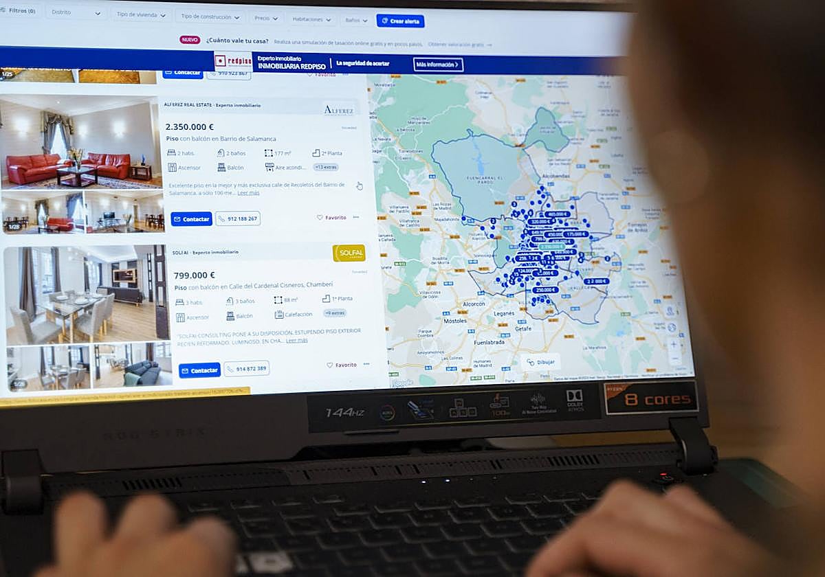 Búsqueda por internet de anuncios de vivienda.