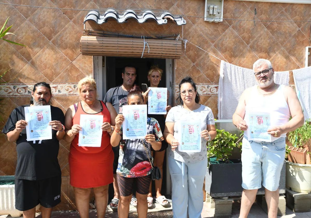 Allegados a Antonio García con el cartel de su desaparición.