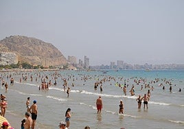 Playa del Postiguet durante el verano.