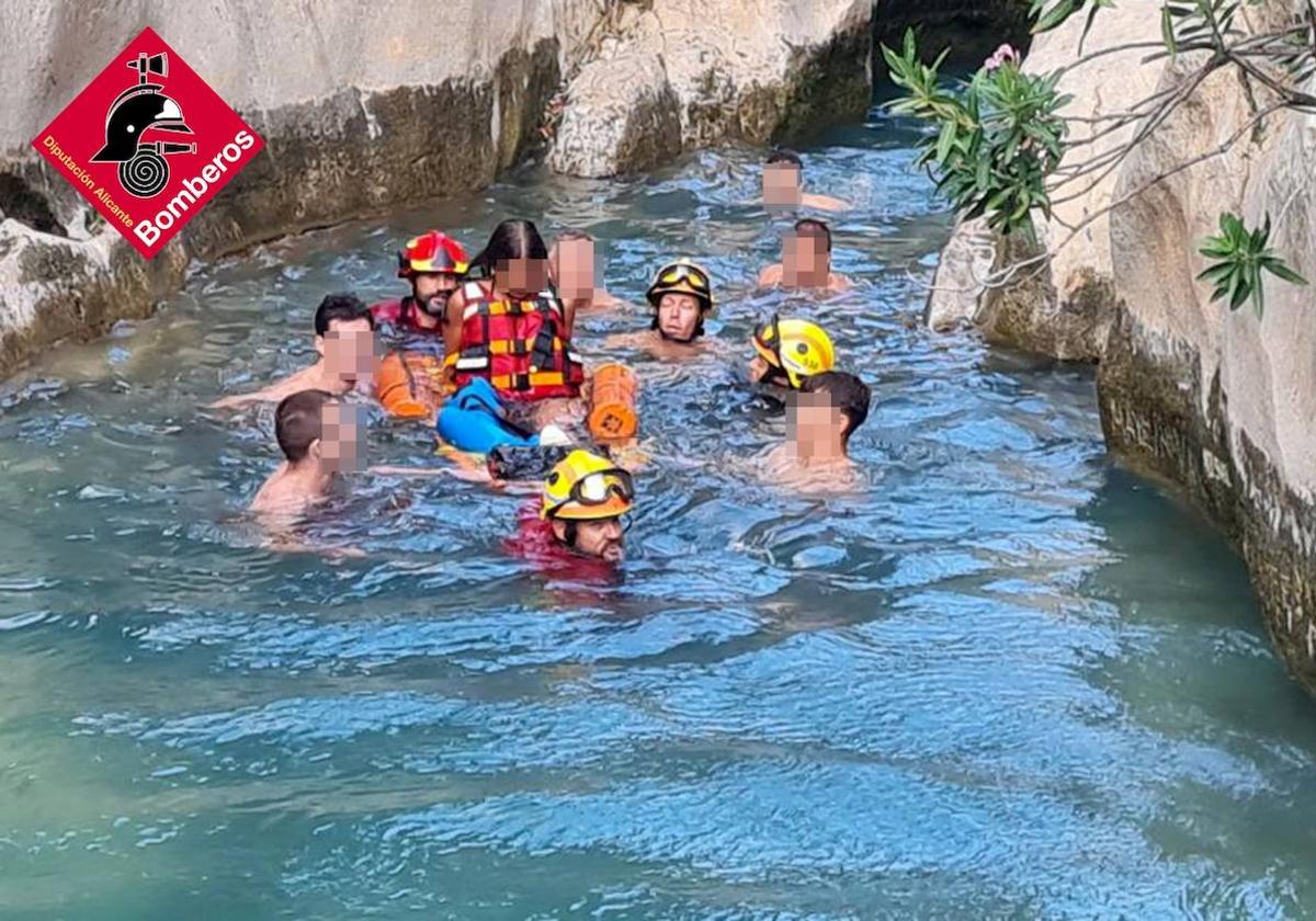 Así ha sido el rescate de una joven turista lesionada en las Fuentes del Algar
