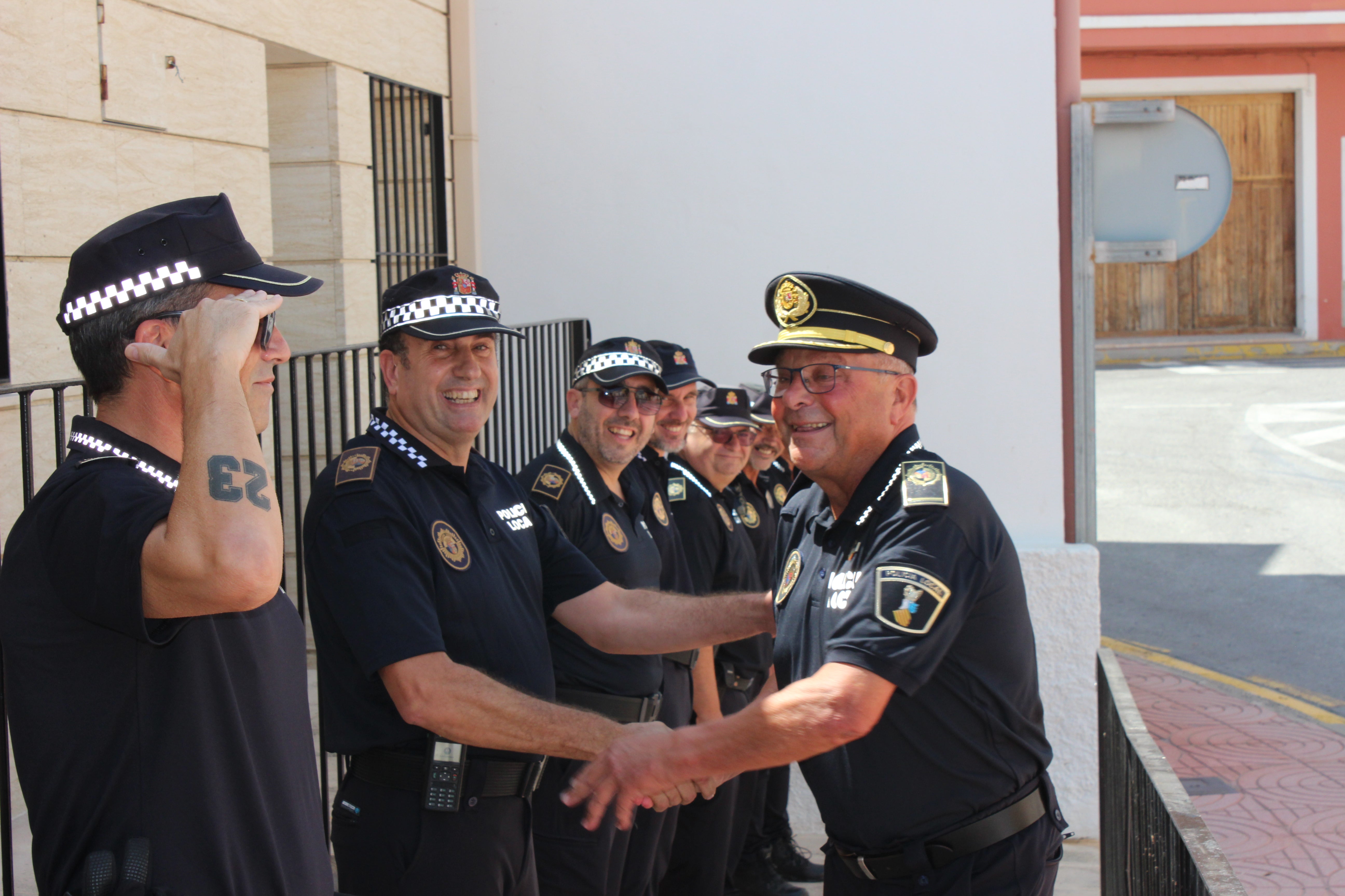 Imagen secundaria 2 - Actos en honor al jefe de la Policía Local de El Poble Nou Benitatxell en su jubilación.