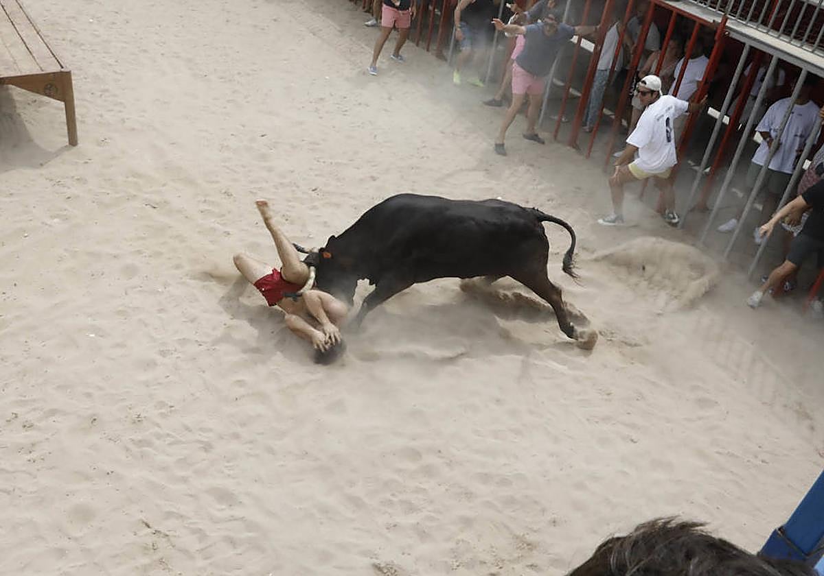 Susto con una vaquilla en las fiestas de Xàbia