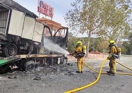 Los bomberos extinguiendo el fuego.