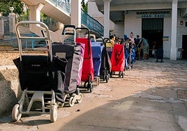 Reparto de alimentos Cuartelillo de la Policía Juan XXIII.