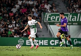 Aleix Febas conduce el balón ante el Córdoba.