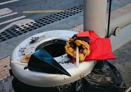 Restos de comida depositado en una papelera.