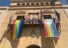 El Ayuntamiento de Elche con la bandera del colectivo LGTBIQ+.