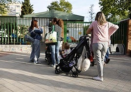 Varios niños llegan a su colegio de Educación Infantil.