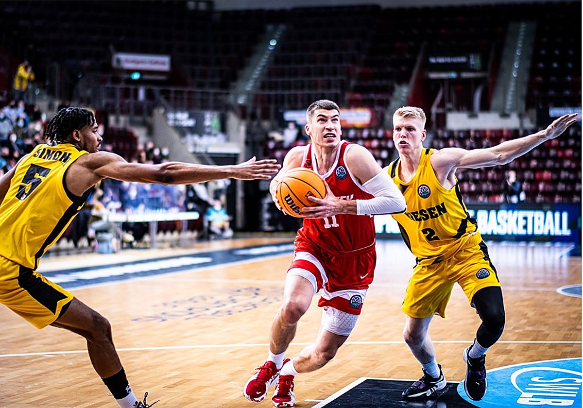 Entrada a canasta de Lypovyy, último fichaje del HLA Alicante.