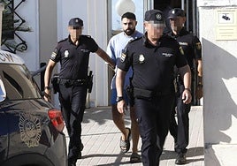 Los policías custodian a uno de los detenidos tras salir hacia los juzgados de Dénia para prestar declaración.