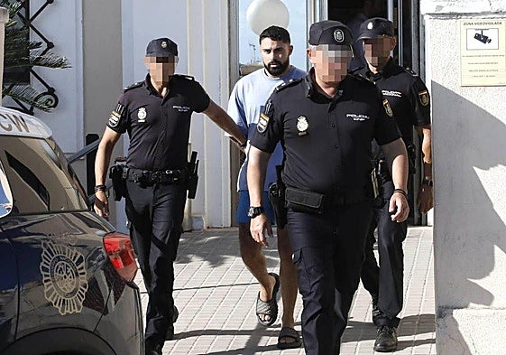 Los policías custodian a uno de los detenidos tras salir hacia los juzgados de Dénia para prestar declaración.