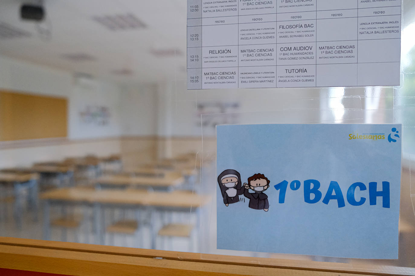 Imagen principal - El Consell da con una solución de urgencia para evitar el caos por falta de limpieza en 50 centros educativos de Alicante