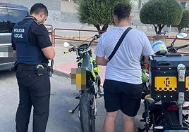La Policía Local de Petrer realizando un control de ruido a un ciclomotor.