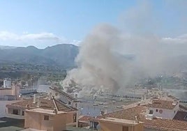 Columna de humo saliendo de la fábrica de Chocolates Valor.