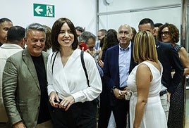 Diana Morant, con el diputado javiense José Chulvi, bajo la mirada de Alejandro Soler.
