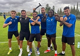 Varios jugadores del Hércules tras un entrenamiento de esta semana.