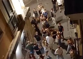 Jóvenes en las puertas de los pubs del Casco Antiguo a altas horas de la noche.