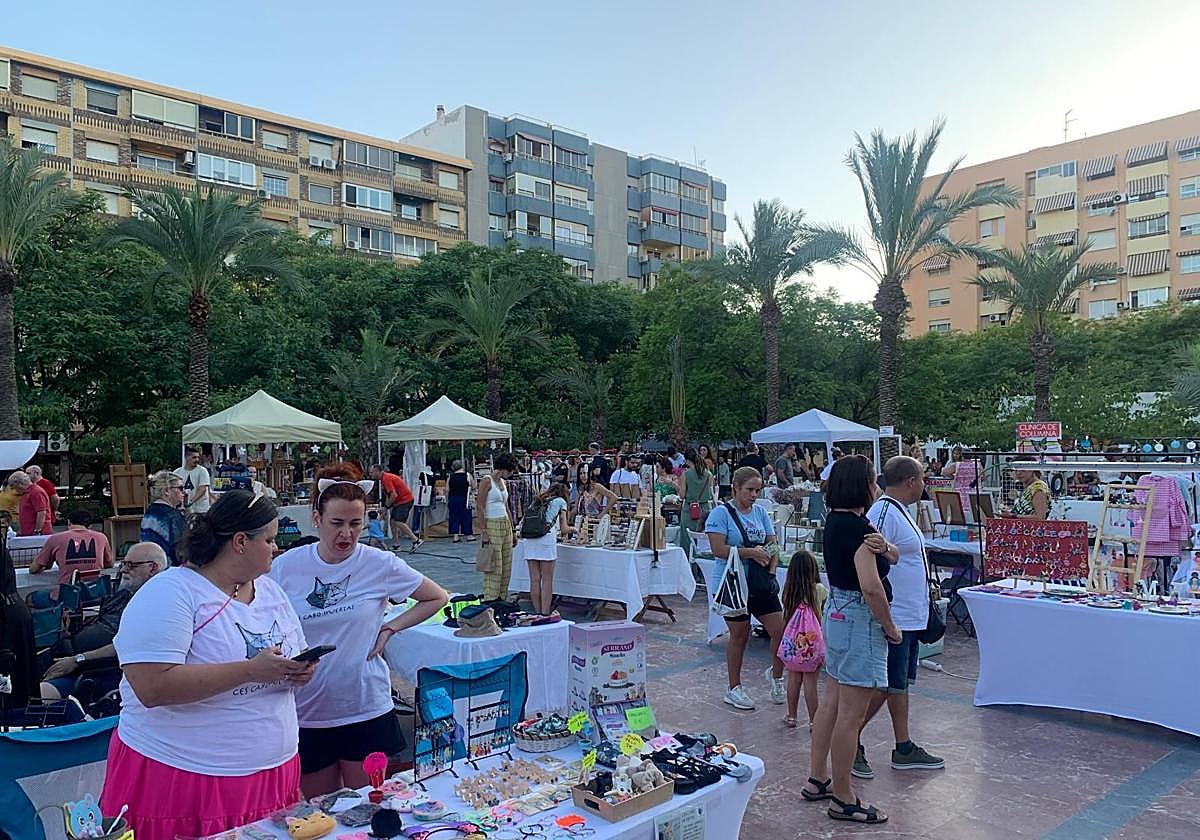 Ambiente en el mercado vintage de La Florida.