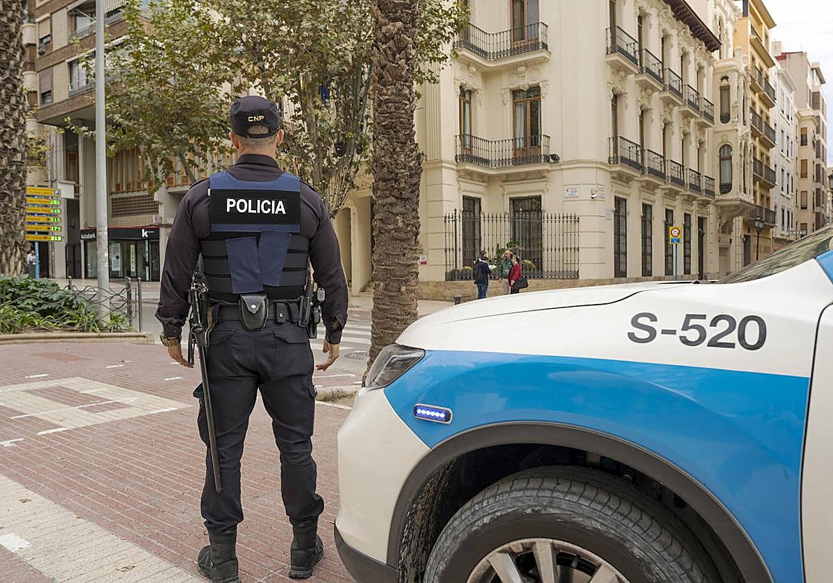 Policía Nacional en el centro de Alicante.