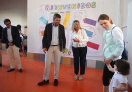 El presidente de la Generalitat, Carlos Mazón, en la apertura del curso escolar en San Vicente del Raspeig, este lunes.