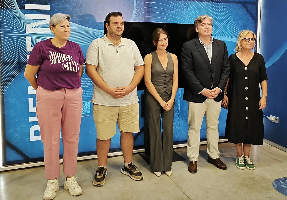 El responsable de Relaciones Institucionales, Martín Sanza, con algunos de los organizadores de las propuestas culturales del Museo de Aguas.