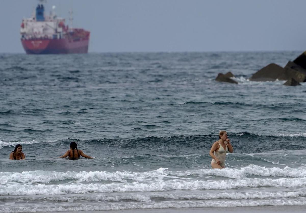 Unas chicas se bañan en la playa.