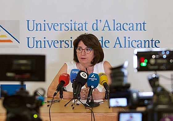 La rectora Amparo Navarro comparece tras el Consejo de Gobierno extraordinario.