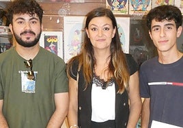 Las tres nuevas incorporaciones al gremio de artistas de hogueras de Alicante.
