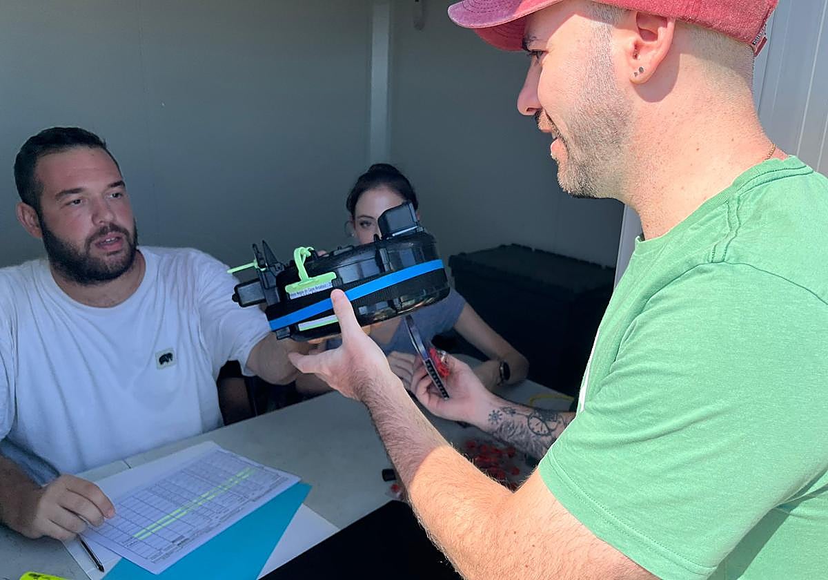 Reparto de polvora en las fiestas de los Moros y Cristianos de Mutxamel