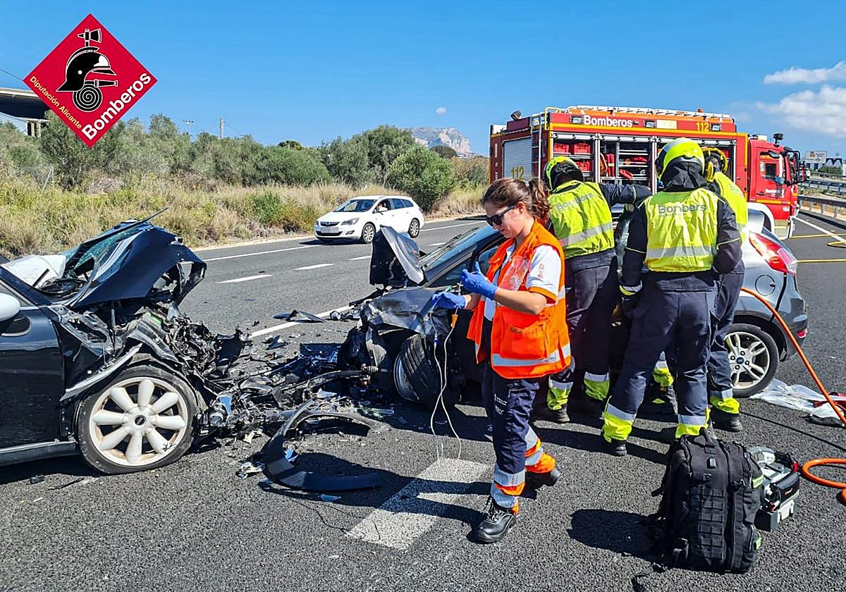 Los bomberos excarcelan a una de las conductoras.