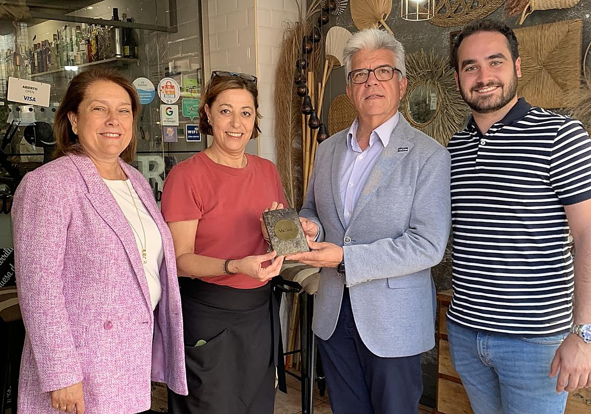 La taberna Fuego Lento de Elche recibe la insignia especial del Consejo Regulador de Vinos de Alicante DOP.